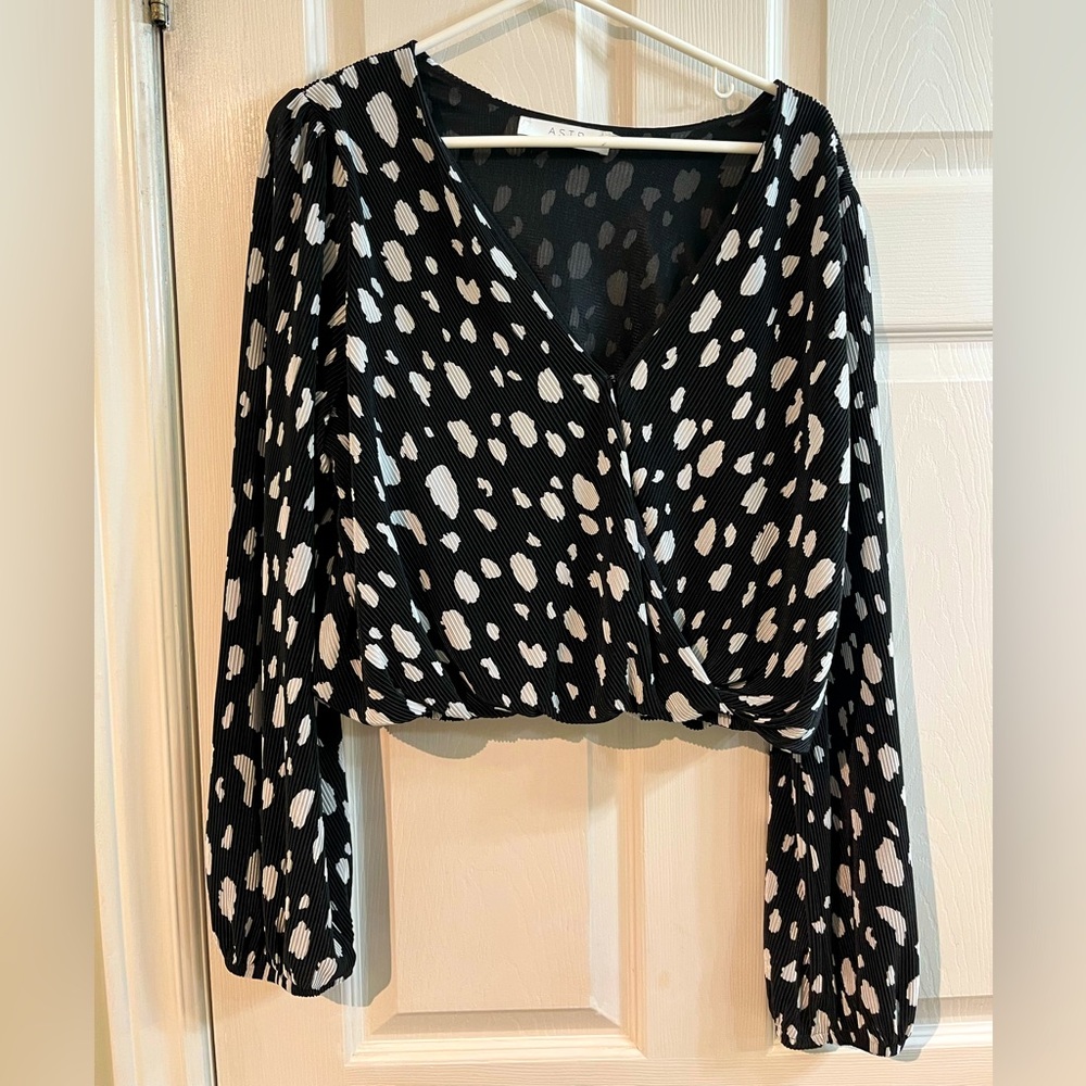 ASTR The Label Ribbed Spotted Surplice Crop Blouse size L
